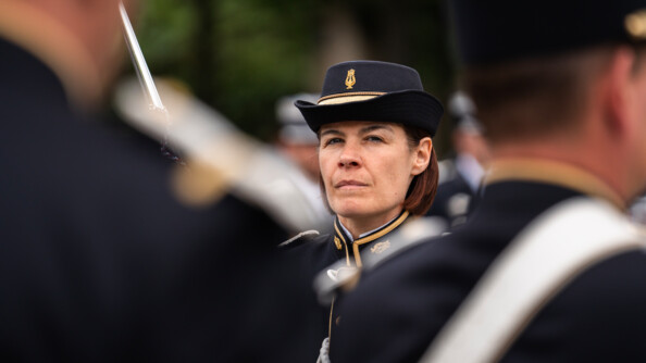Une femme militaire, en uniforme, se tient debout lors d'une cérémonie officielle