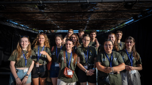 Photo de groupe de la relève des Képis Pescalunes lors de l'opération Du Bleu dans les yeux.