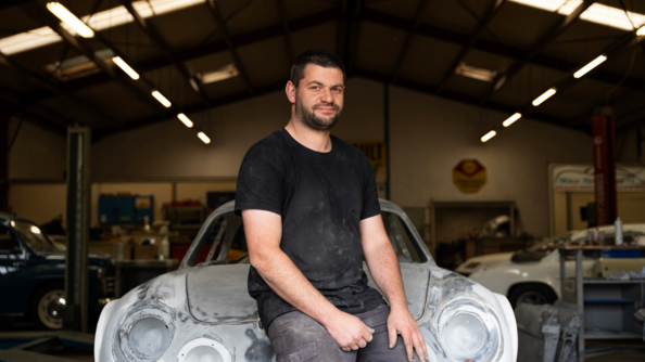 Portrait du mécanicien, adossé sur l'alpine A110