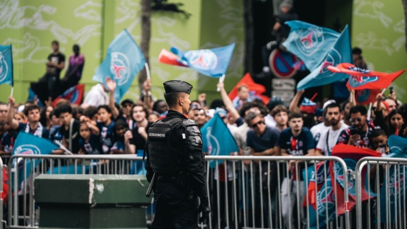 Photo d'un gendarme, de dos, lors des festivités à l'occasion de la victoire du PSG lors de la Ligue des Champions 2025