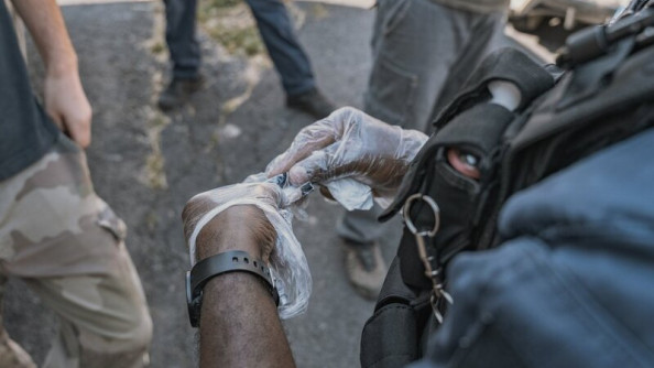 La photo repr&eacute;sente les mains d'un gendarme, rev&ecirc;tues de gants transparents, tenant dans un profuit stup&eacute;fiant.