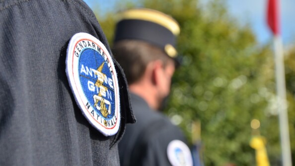 Zoom sur la rondache des Antennes GIGN, portée sur une épaule droite au cours d'une cérémonie