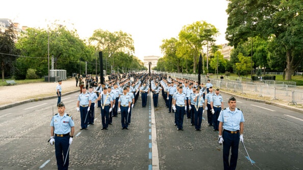 Les 1er et 2ème régiment d'infanterie de la Garde républicaine au pas sur l'avenue Foch, avec l'Arc de Triomphe en arrière plan