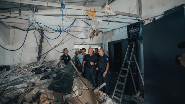 Le DGGN et la d&eacute;l&eacute;gation qui l'accompagne, observe les ravages caus&eacute;s par l'ouragan dans une des brigades de gendarmerie. Il n'y a plus de plafonds et au sol, se trouve un tas de gravas.