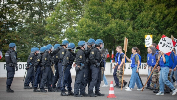 Simulation d'une opération de maintien de l'ordre lors d'une manifestation pendant les portes ouvertes de l'Ecole de gendarmerie de Châteaulin.