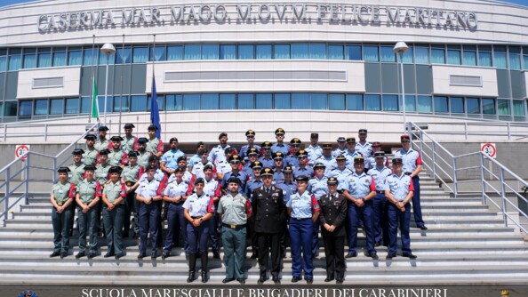 Photo de groupe avec les stagiaires et les cadres du stage à Florence. Ils sont sur les escaliers devant l'école des carabiniers