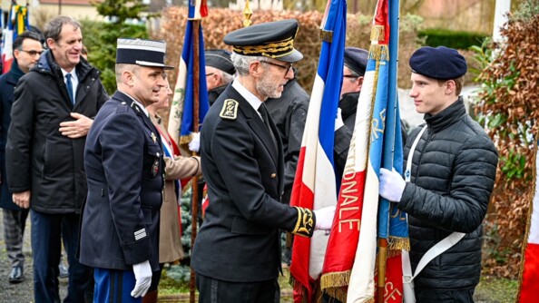 Le préfet et le commandant de groupement saluent les porte-drapeaux.