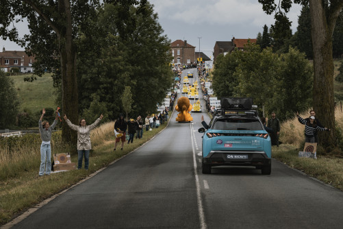 Véhicules gendarmerie derrière celles de LCL.