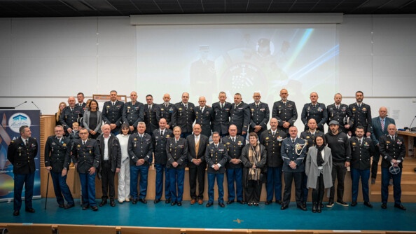 De nombreux militaires de la gendarmerie nationale, bless&eacute;s en service, posent en uniforme bleu marine, les uns aux c&ocirc;t&eacute;s des autres, sur une estrade. Au milieu du groupe se tient le Major g&eacute;n&eacute;ral de la gendarmerie nationale