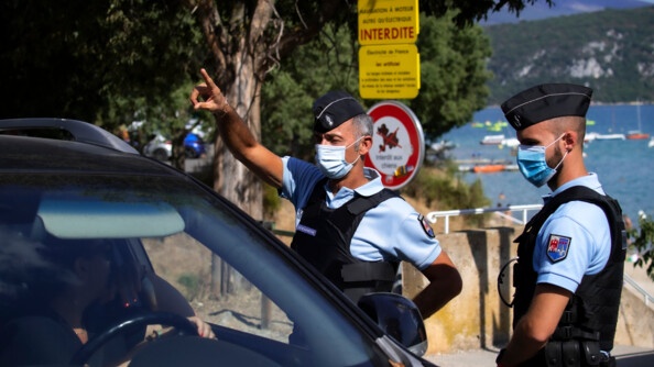 Les réservistes du poste provisoire de Sainte-Croix-du-Verdon indiquent à un automobiliste où stationner.
