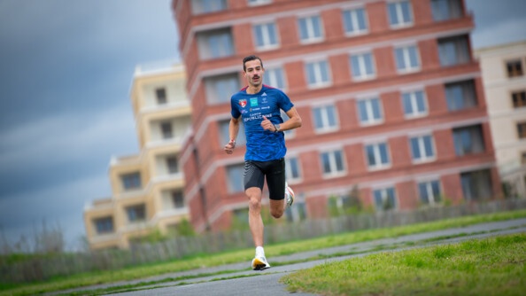 Mehdi Frère court en étant concentré