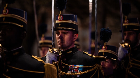 Focus sur un élève-officier de la gendarmerie au présentez sabre, au milieu de ses camarades