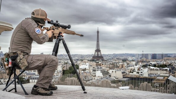 Tireur d'élite du GIGN assurant la sécurisation de Paris en direction de la Tour Eiffel.