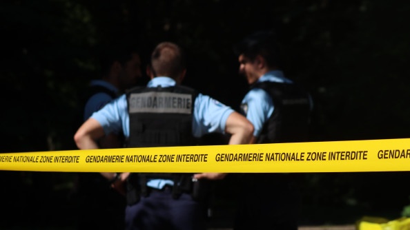 Gendarmes derri&egrave;re un ruban Zone interdite.