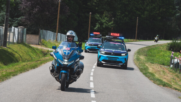 Un motocycliste de la Garde républicaine ouvre le cortège de la caravane du tour qui débute par celle de la gendarmerie.