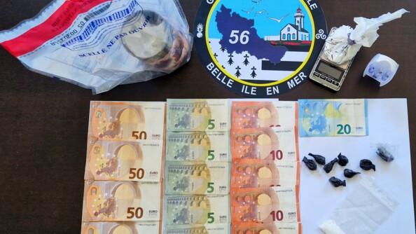 Sur l'image des billets de 50, 5, 10 et 20 euros sont mis en avant ainsi que des pochons de drogues.