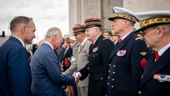 Sous l'Arc de Triomphe le DGGN salue le Roi Charles III.