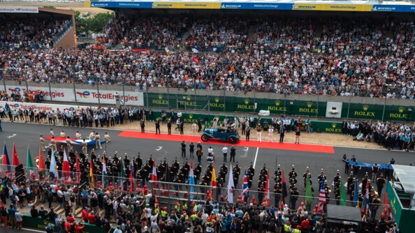 Photo d'ensemble sur les gendarmes de la Garde républicaine et de l'EOGN sur la grille de départ