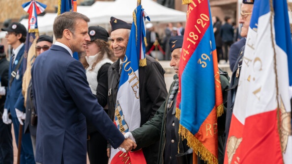 Le président de la République salue des vétérants.