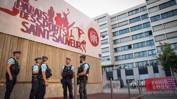 Cinq gendarmes en mission de sécurisation du Palais des sports Saint-Sauveur de Lille.