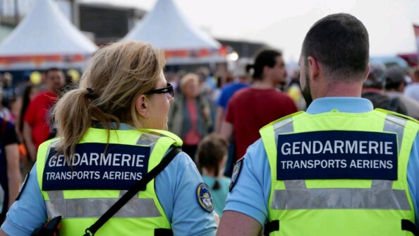 des gendarmes de la GTA de dos. ils surveillent l'événement