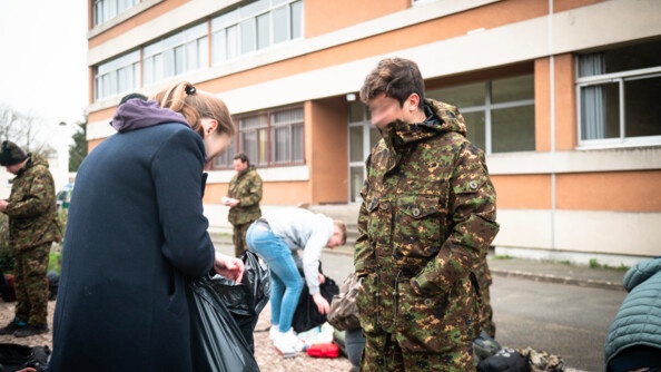 Devant les bâtiments où ils vont débuter leur formation, les stagiaires laissent derrière eux les affaires dont ils n'auront pas besoin pour ne prendre que le strict minimum.