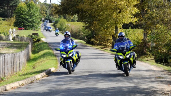 Des motards de la gendarmerie ouvrent la voie au cortège royal.