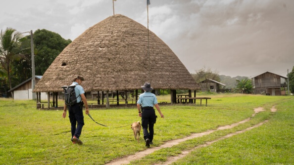 Les gendarmes se dirigeant vers le Tukusipan.