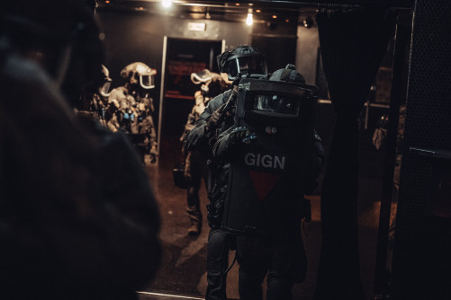 Des militaires du GIGN derrière un bouclier en entraînement