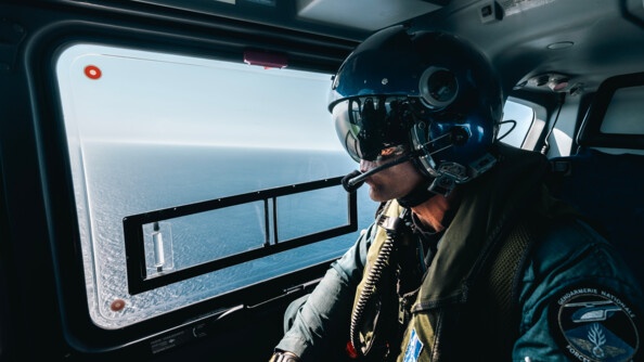 Pilote d'hélicoptère des Forces aériennes de la gendarmerie nationale en vol.