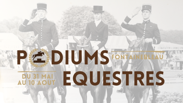 Affiche de l'exposition " Podiums équestres " de Fontainebleau du 31 mai au 10 août, représentant trois cavaliers en uniforme - un homme et une femme - sur leur monture.