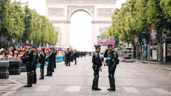 Photo de gendarmes participant à sécurisation sur les Champs Elysées, lors des festivités organisées à l'occasion de la victoire du PSG lors de la Ligue des Champions 2025