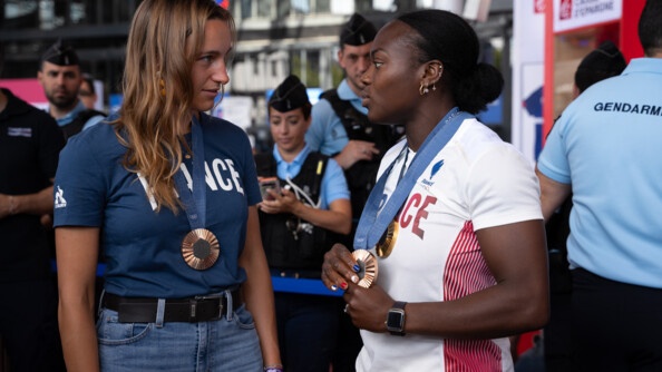 Lisa Barbelin (à gauche) avec sa médaille de bronze autour du cou échange avec Clarisse Agbégnénou (à droite) avec ses deux médailles de bronze et d'or.