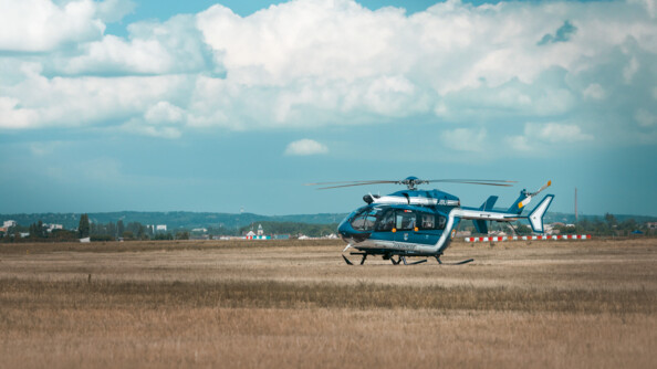Sur un champ de l'Aéroport, un avion de gendarmerie de profil, le nez vers la gauche, est posé