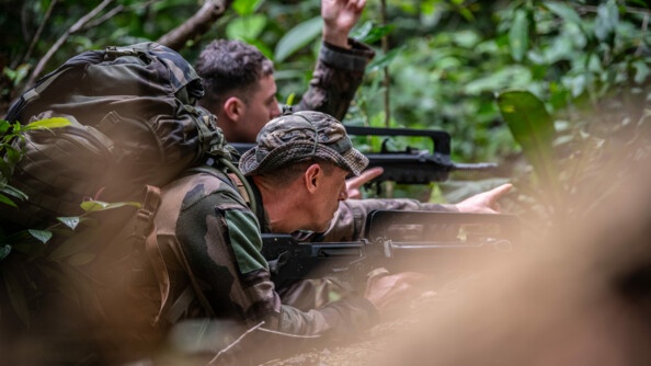 Stagiaires s'exerçant au combat en forêt.