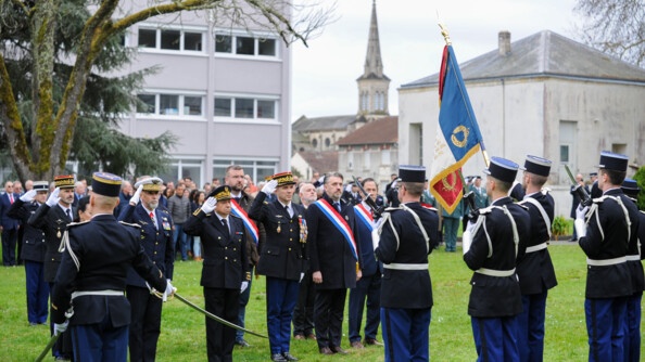 Les autorités civiles et militaires au garde-à-vous face à la garde au drapeau.