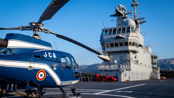 Un AS 350 Écureuil de la section aérienne de gendarmerie d&rsquo;Hyères sur le PHA Dixmud