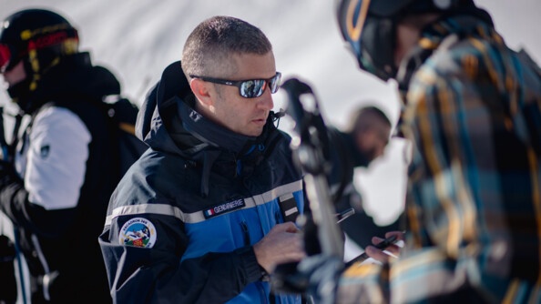 L'adjudant Mathieu, de l'EGM de Saint-Gaudens, contrôle les passes vaccinaux des skieurs sur le domaine de Piau Engaly, dans les Hautes-Pyrénées.