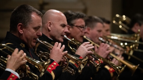 Vue de face des trompetistes de l'orchestre de la Garde républicaine dans la cathédrale Saint-Louis aux Invalides à Paris.