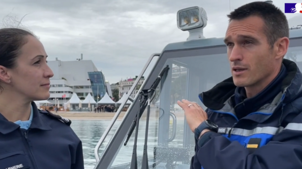 Deux gendarmes sur un bateau.