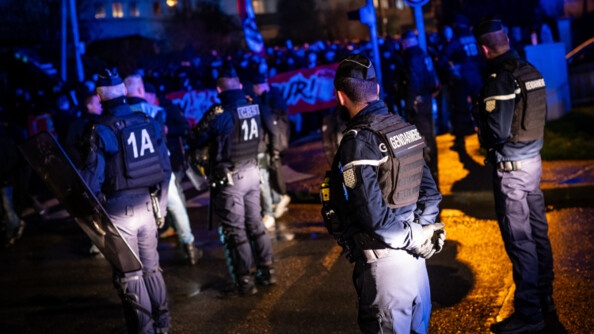 Gendarmes et CRS face à la foule.