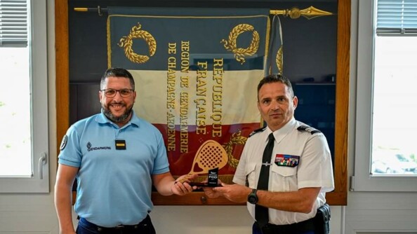 L'adjudant Samir et le colonel du GGD51 tenant le trophée du premier challenge de Padel