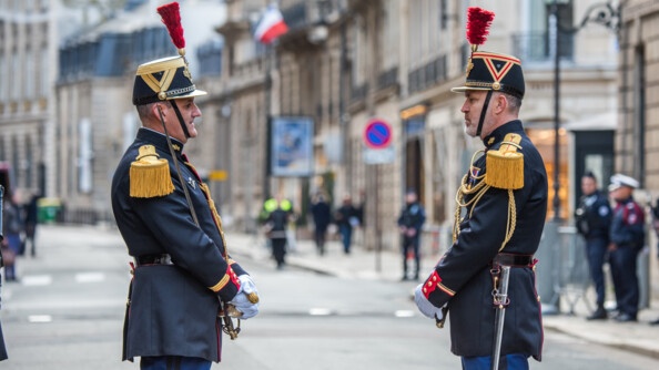 Les deux commandants de pelotons de la Garde républicaine se tiennent face à face, debout dans la rue, à l'occasion de la grande relève