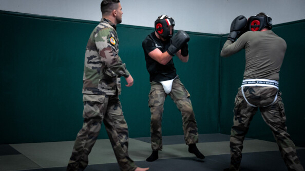 Candidats s'affrontant &agrave; l'occasion d'une &eacute;preuve de boxe.
