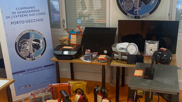 De nombreuses saisies d'électroménager et de multimédia, un kakémono à gauche et une rondache sur le mur à droite, de la gendarmerie de Corse