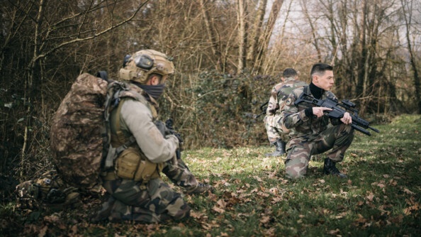 Trois gendarmes et militaires se postent dans la forêt