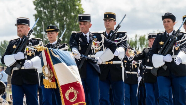 La garde au drpeau de l'Ecole de gendarmerie de Montluçon salue au passage des tribunes