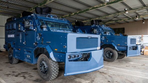 Deux Centaures de la gendarmerie dans un garage