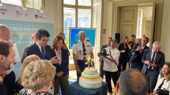 Photo de groupe autour du gâteau d'anniversaire des 10 ans du Permis Internet.