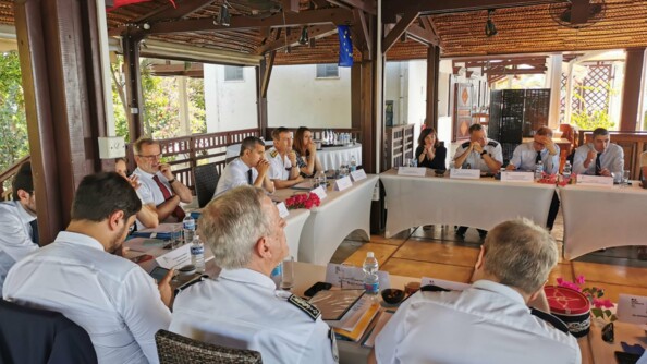 Réunion sur une table en U où sont notamment présents le ministre de l'intérieur et le directeur général de la gendarmerie nationale.